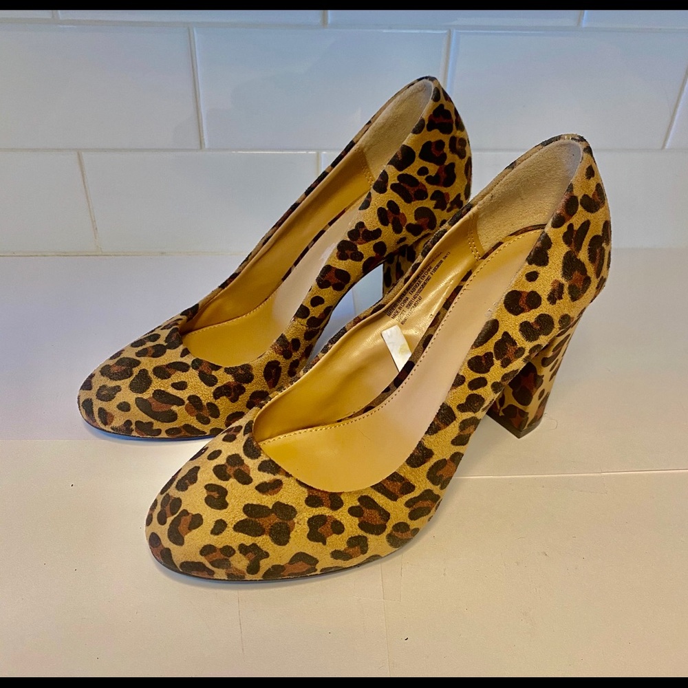 Merona size 7 suede leopard print heels